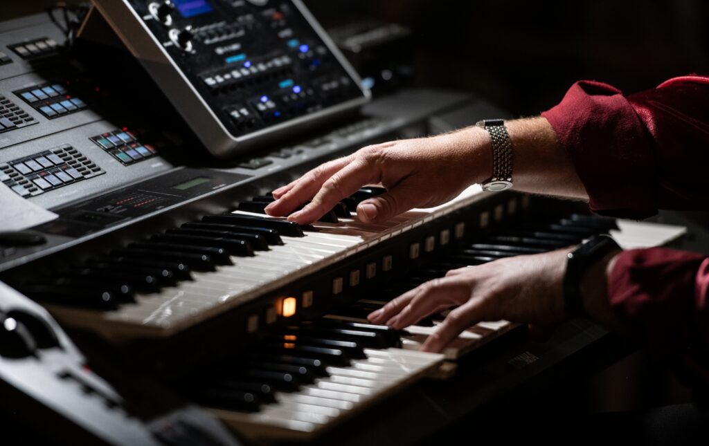 Nottingham Organ Society…Glyn Madden (In the Bar!)